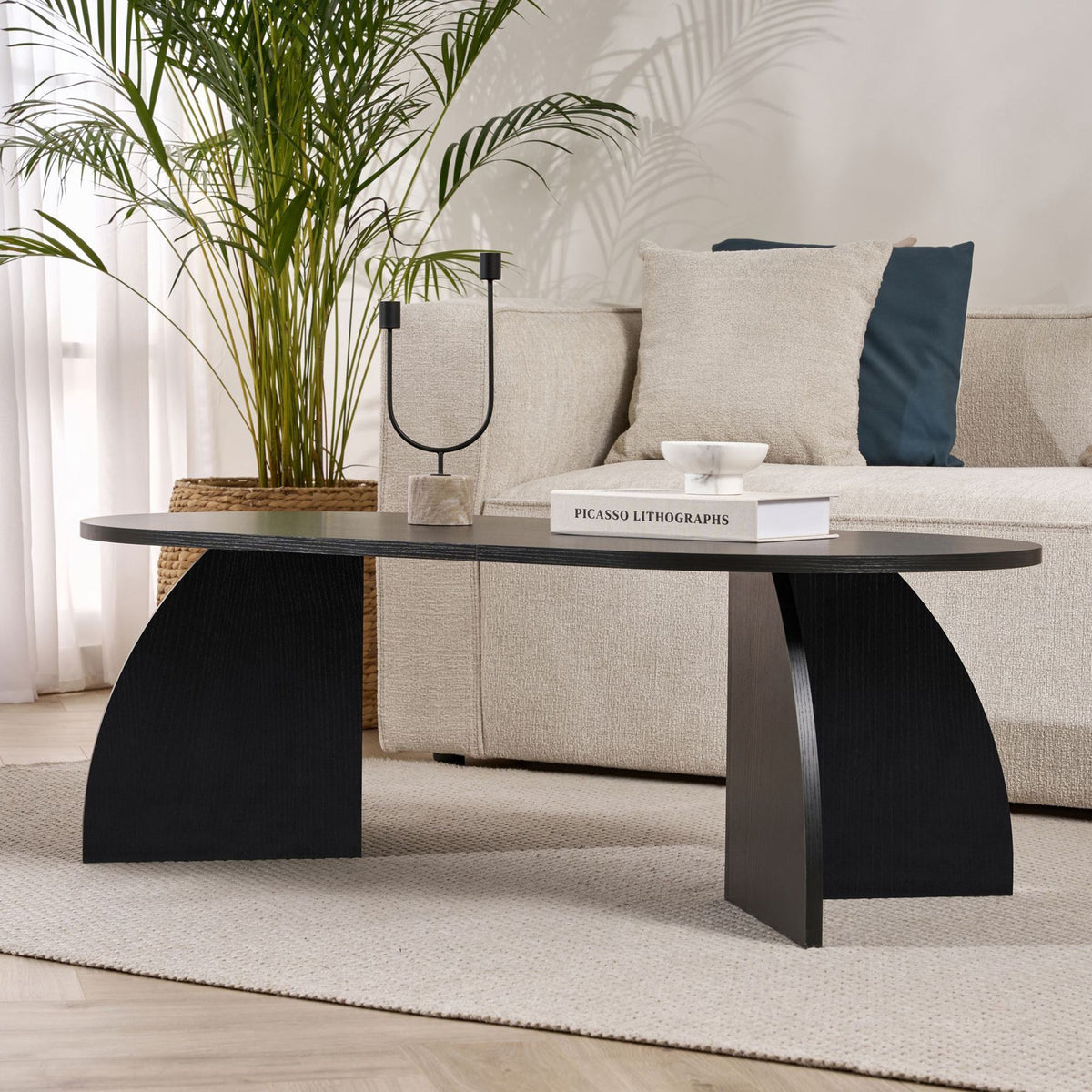 Rechteckiger Couchtisch aus melaminbeschichteter Spanplatte in Holz Schwarz, schlichte Form, Masse 120 x 60 x 40 cm, freistehend fotografiert.