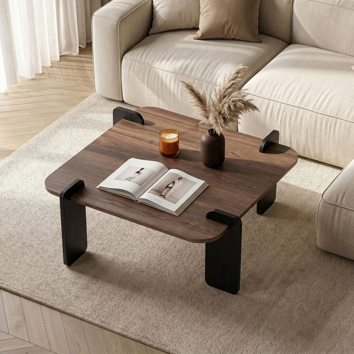 Couchtisch aus melaminbeschichteter Spanplatte in Nussbaum-Holzoptik mit schwarzem Rahmen, Masse 117 x 117 x 35 cm, Nordure Marais.