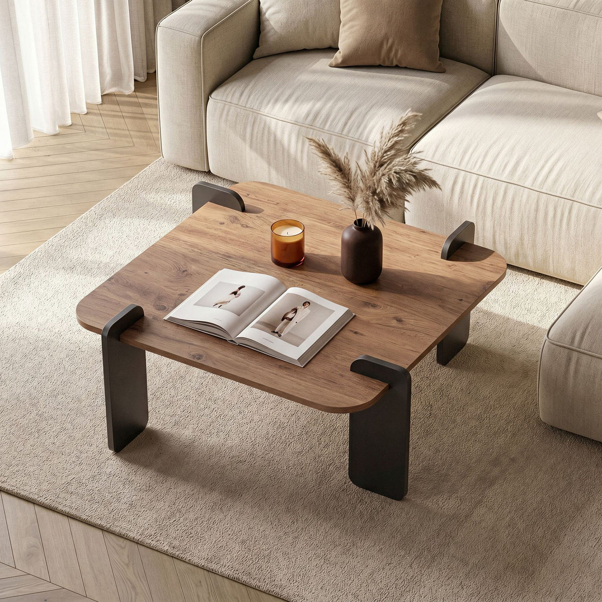 Quadratischer Couchtisch aus melaminbeschichteter Spanplatte in Atlantik-Kiefer und Anthrazit, Masse 117 x 117 x 35 cm.