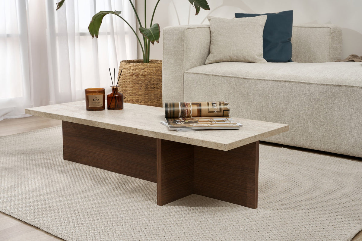 Rechteckiger Couchtisch mit Platte in Travertin-Optik und Untergestell in Milano-Walnuss, schlanke Form, 120 x 45 x 30 cm.