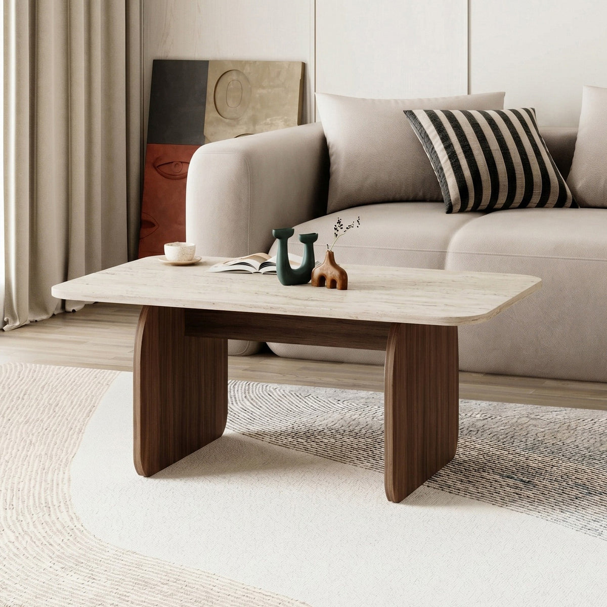 Couchtisch Pietra von Nordure in Travertin-Optik und Milano-Nussbaum-Dekor, rechteckige Form, aus melaminbeschichteter Spanplatte gefertigt.