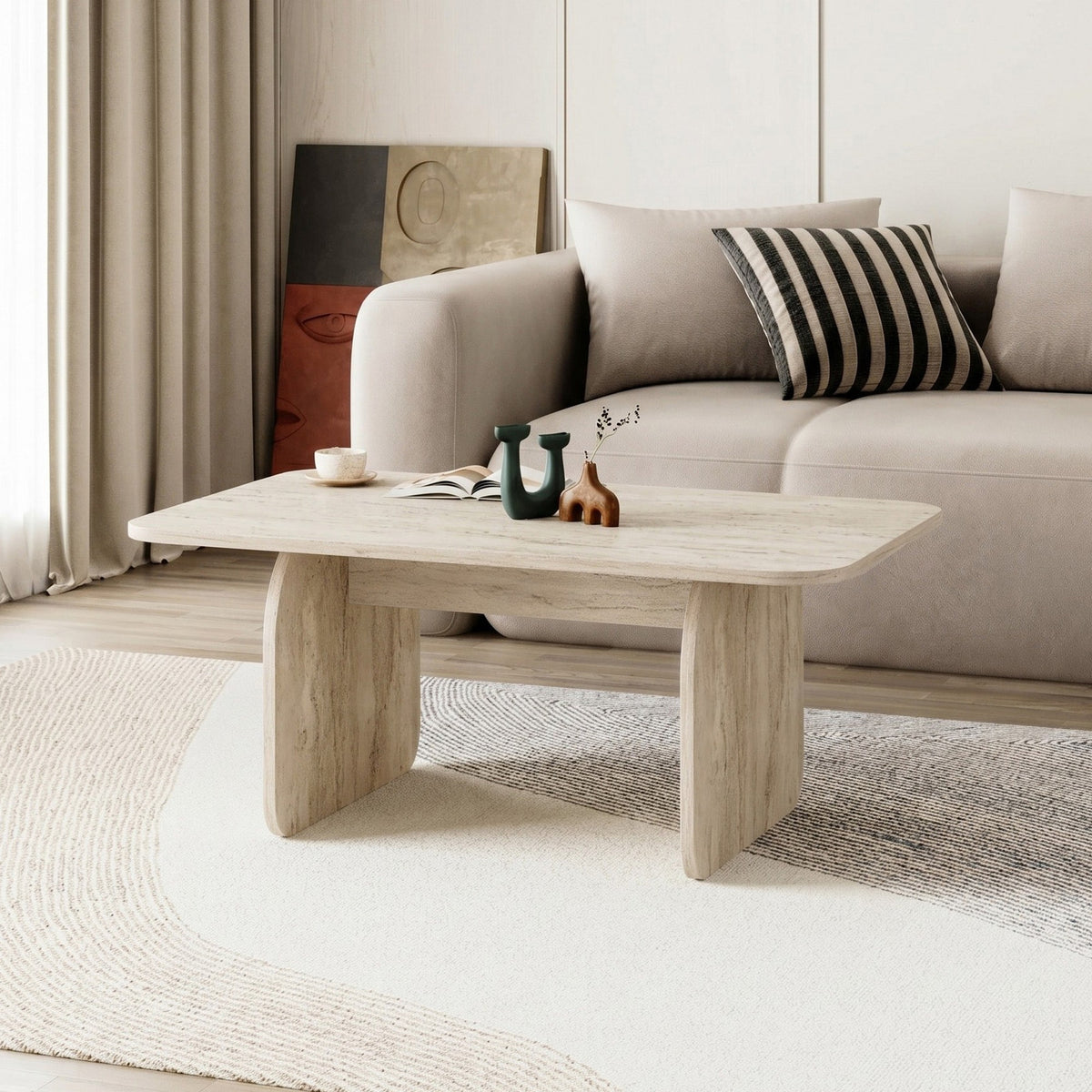 Couchtisch Pietra von Nordure in Travertinfarbe, rechteckige Tischplatte aus melaminbeschichteter Spanplatte, schlichte Form, Frontalansicht.