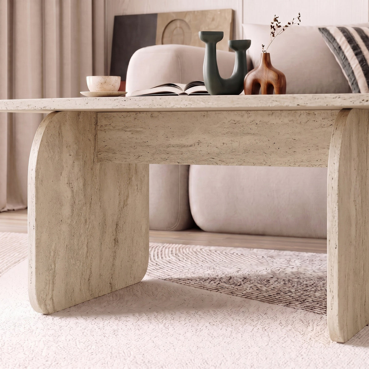 Couchtisch Pietra von Nordure in Travertinfarbe, rechteckige Tischplatte aus melaminbeschichteter Spanplatte, schlichte Form, Frontalansicht.