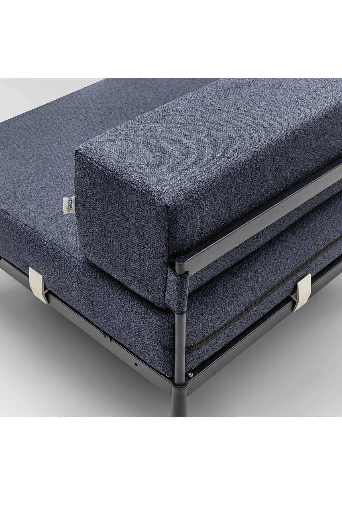 Einzelmodul-Sofasessel von Hanah Home in Schwarz und Marineblau mit Bouclé-Stoffbezug, Metallbeinen und gepolsterter Rückenlehne auf weissem Hintergrund.