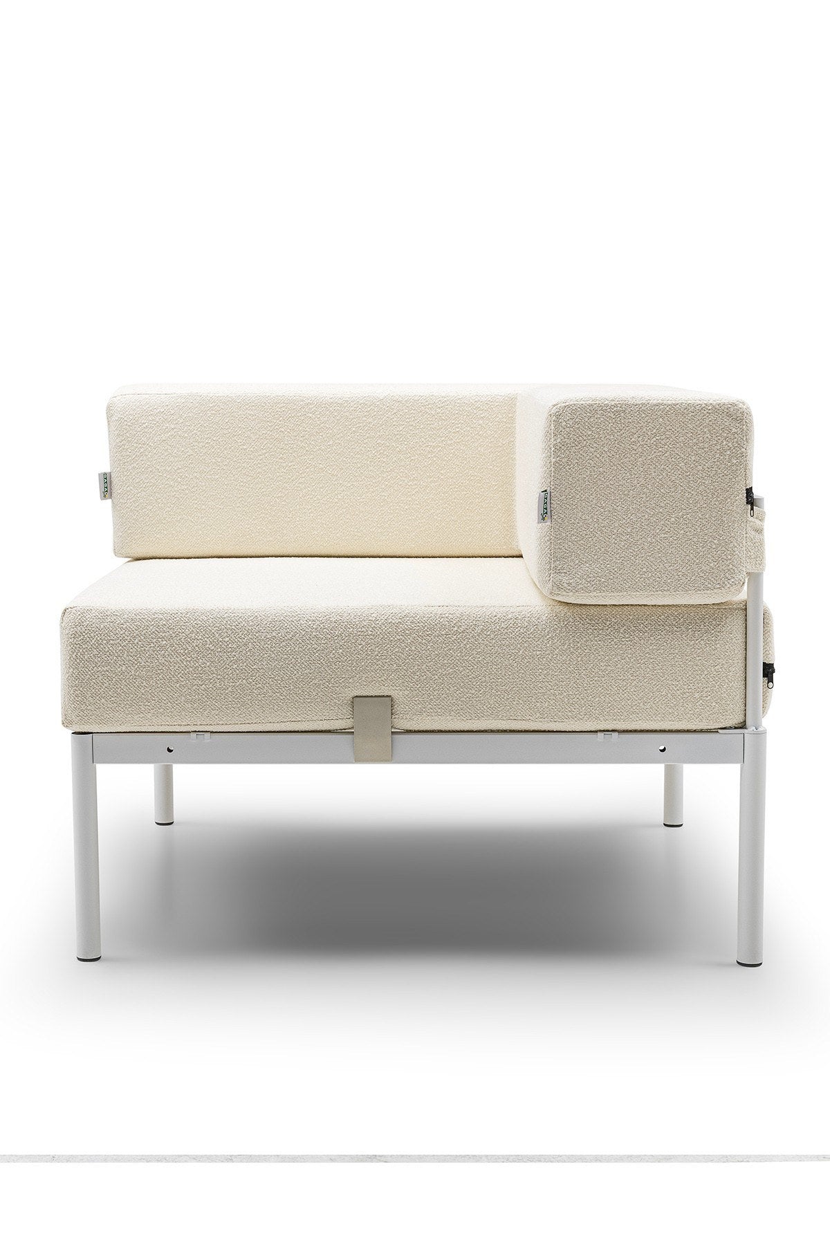 Eckmodul in Weiss/Creme von Hanah Home mit Bouclé-Stoff, Metallbeinen und verstellbarer Rückenlehne, Sitzfläche in Eckform.