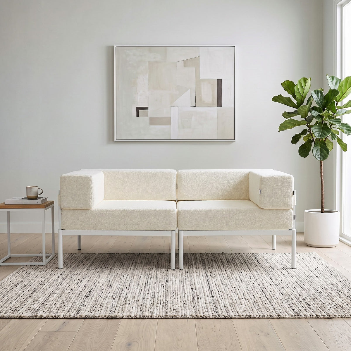 2-Sitzer-Sofa in Weiss/Creme mit Bouclé-Stoffbezug, Metallgestell und Metallbeinen, abnehmbaren Sitzkissen und verstellbarer Rückenlehne, 180 cm breit.