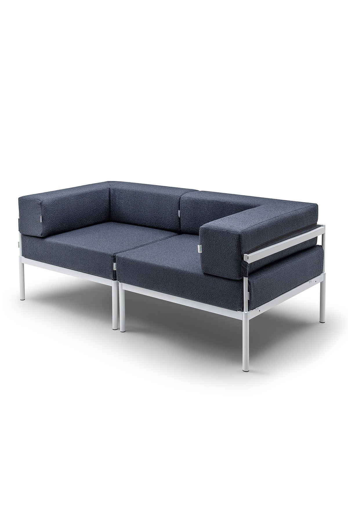 Zweisitzer-Sofa in Weiss und Marineblau mit Bouclé-Stoff, Metallgestell und schlanken Metallbeinen, mit abnehmbaren Sitzkissen, Frontalansicht.
