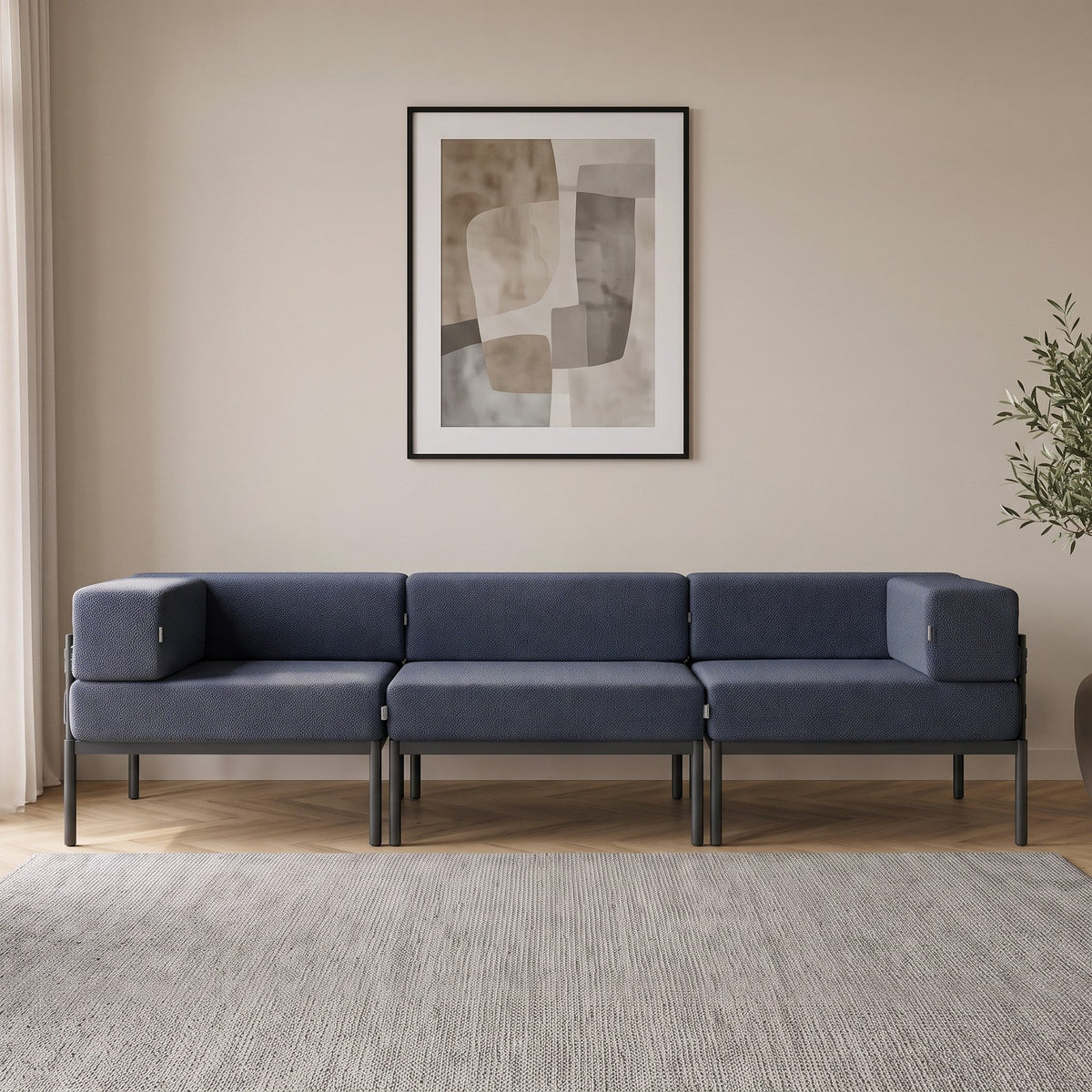 3-Sitzer-Sofa von Hanah Home in Schwarz und Marineblau aus Bouclé-Stoff mit Metallbeinen, Frontalansicht auf neutralem Hintergrund.