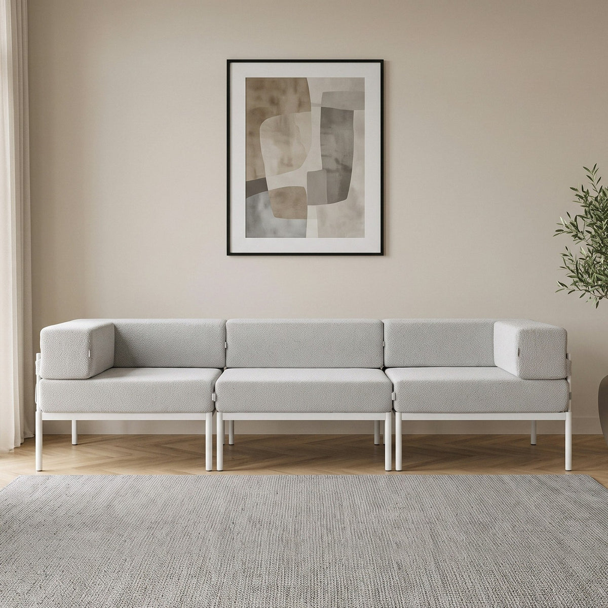 3-Sitzer-Sofa in Weiss/Grau mit Bouclé-Stoffbezug, Metallgestell und Metallbeinen, breite Sitzfläche mit gepolsterten Kissen, moderne Form.