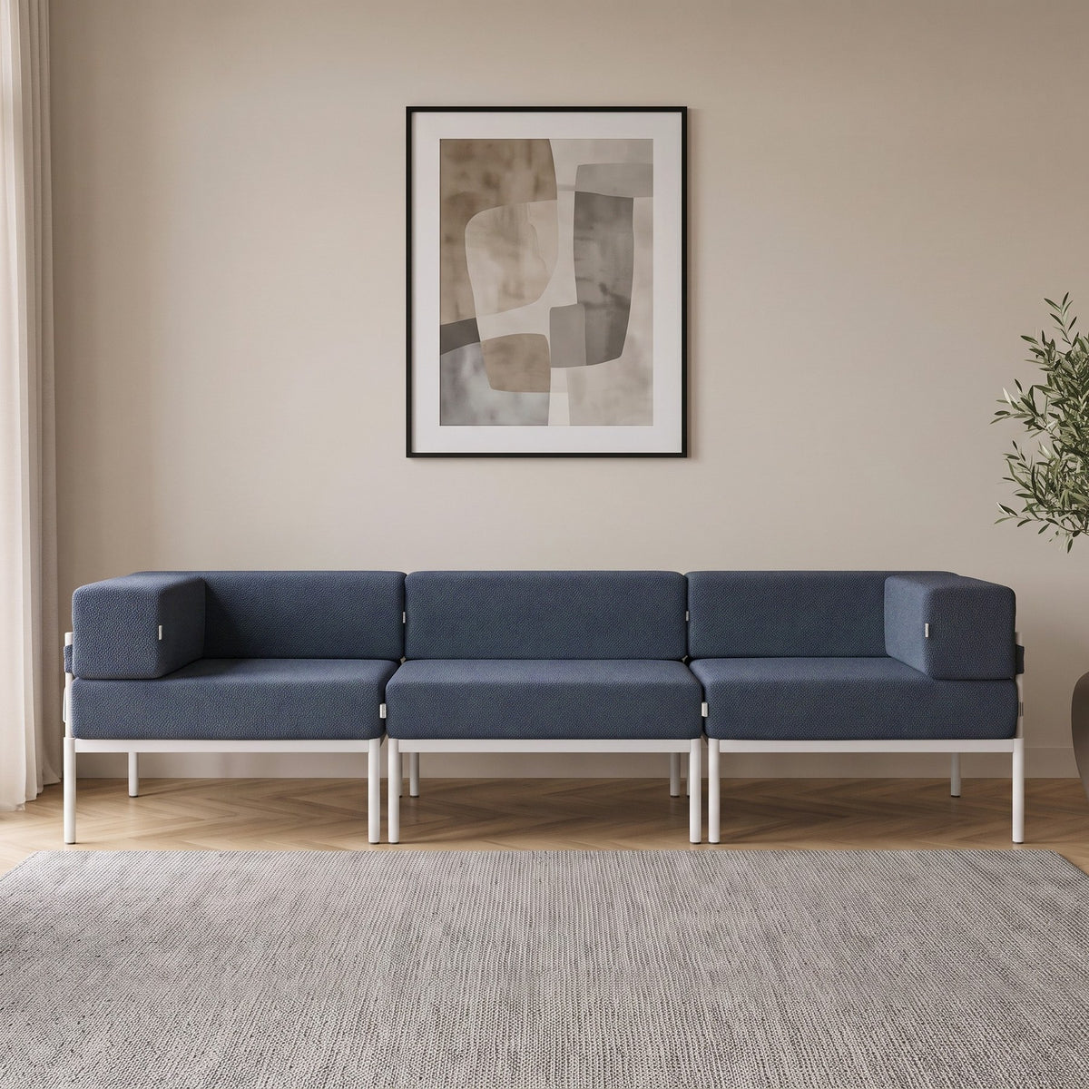 3-Sitzer-Sofa von Hanah Home in Weiss/Marineblau mit Bouclé-Stoff-Bezug, Metallgestell und Metallbeinen, Breite 270 cm, Tiefe 90 cm, Höhe 46 cm.