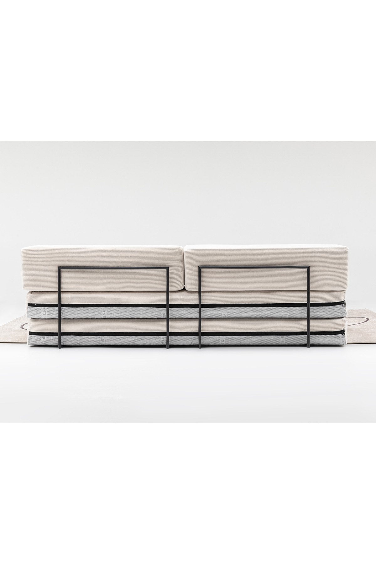 3-Sitzer-Schlafsofa in Beige von Hanah Home mit Bezug aus Venom Samt, gepolsterten Armlehnen und verstellbarer Rückenlehne.