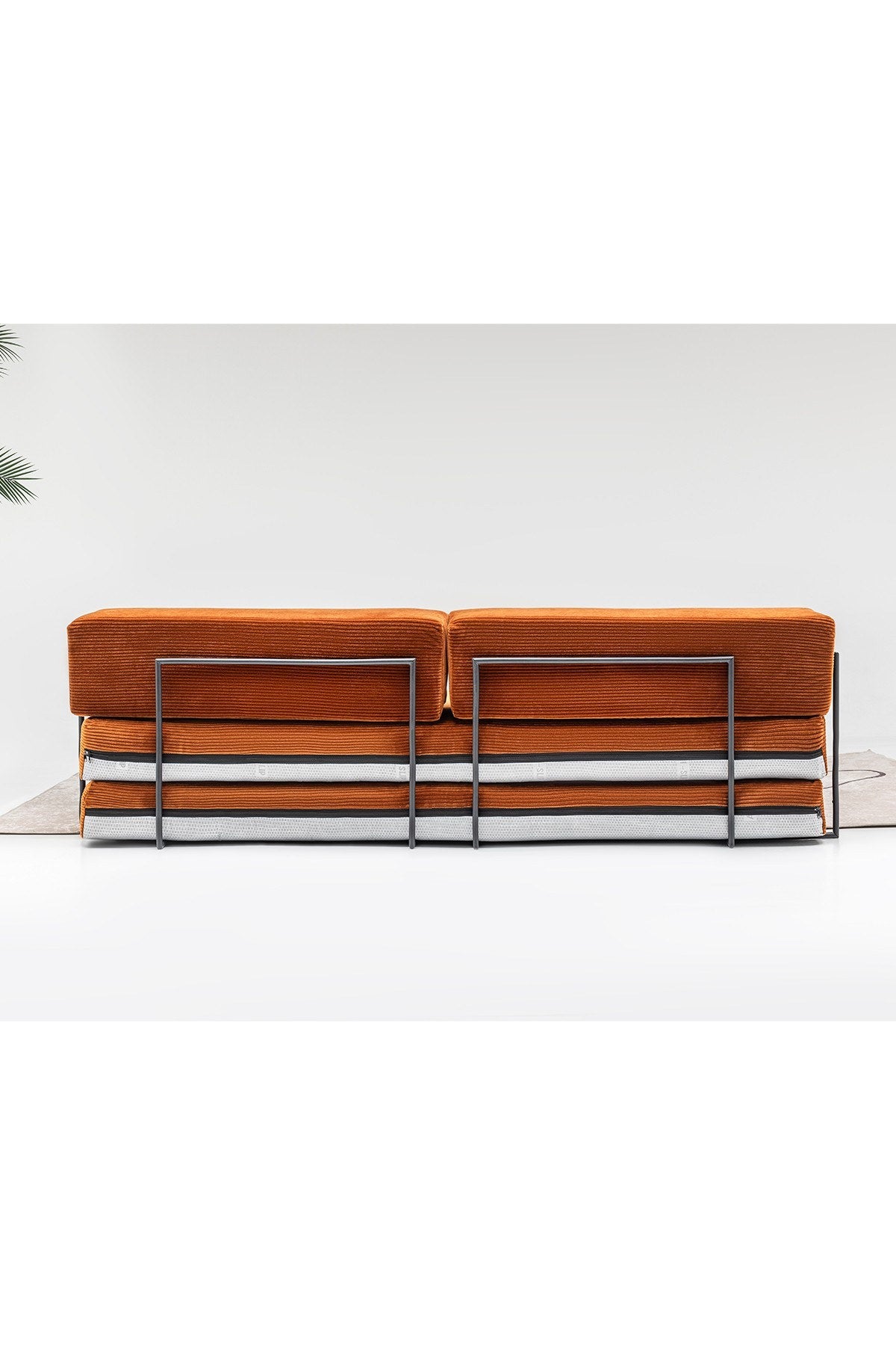 Ziegelrotes 3-Sitzer-Schlafsofa von Hanah Home aus Venom Samt, mit gepolsterter Sitzfläche, Armlehnen und verstellbarer Rückenlehne.