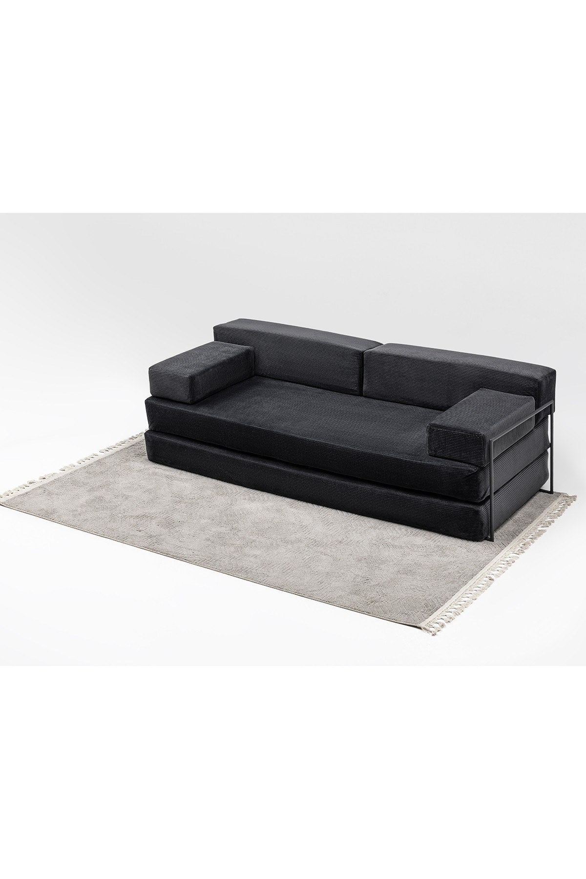 3-Sitzer-Schlafsofa in Anthrazit aus Venom Samt mit geraden Armlehnen, verstellbarer Rückenlehne und abnehmbaren Sitzkissen im Wohnraum.