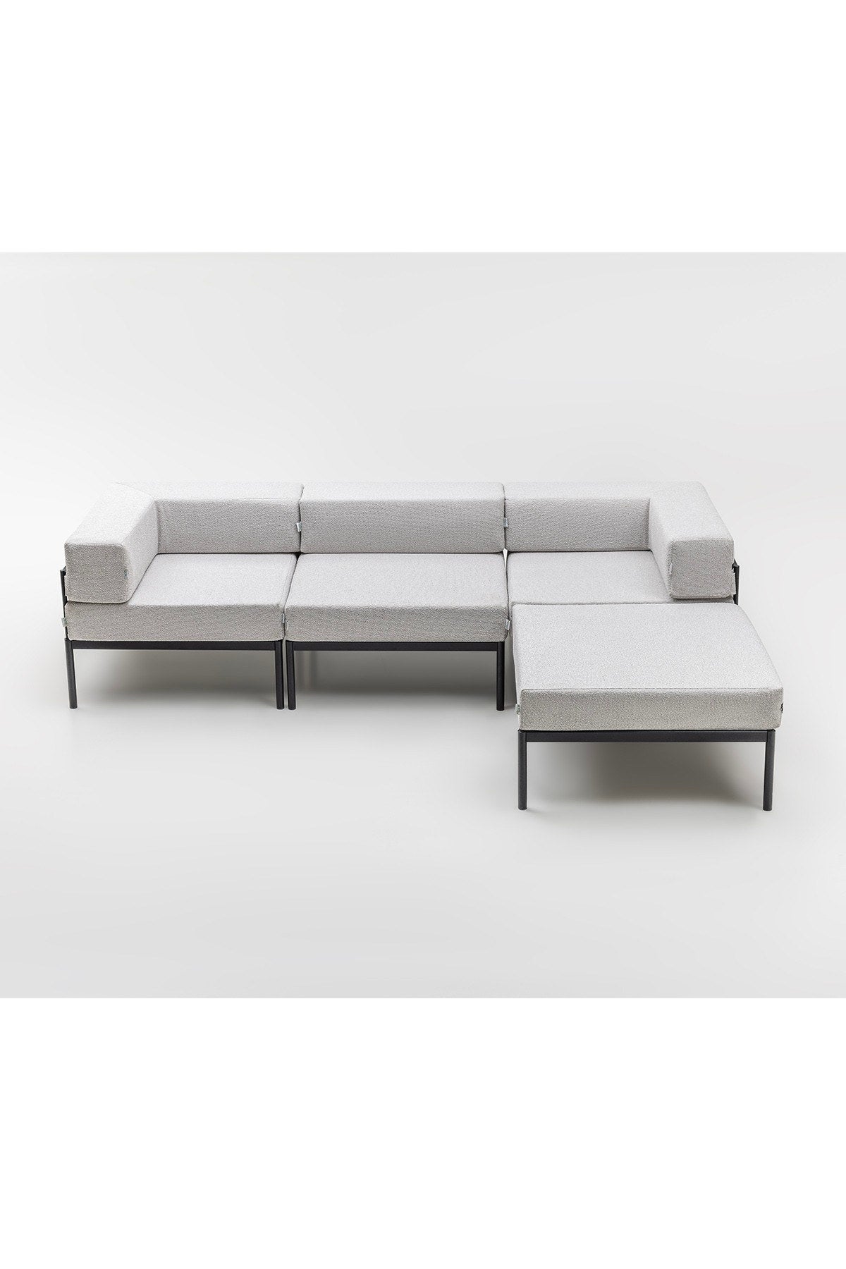Ecksofa Corner Set 270 von Hanah Home in Schwarz und Grau, Bouclé-Stoff, Metallbeine, breite Sitzfläche und Rückenlehne.