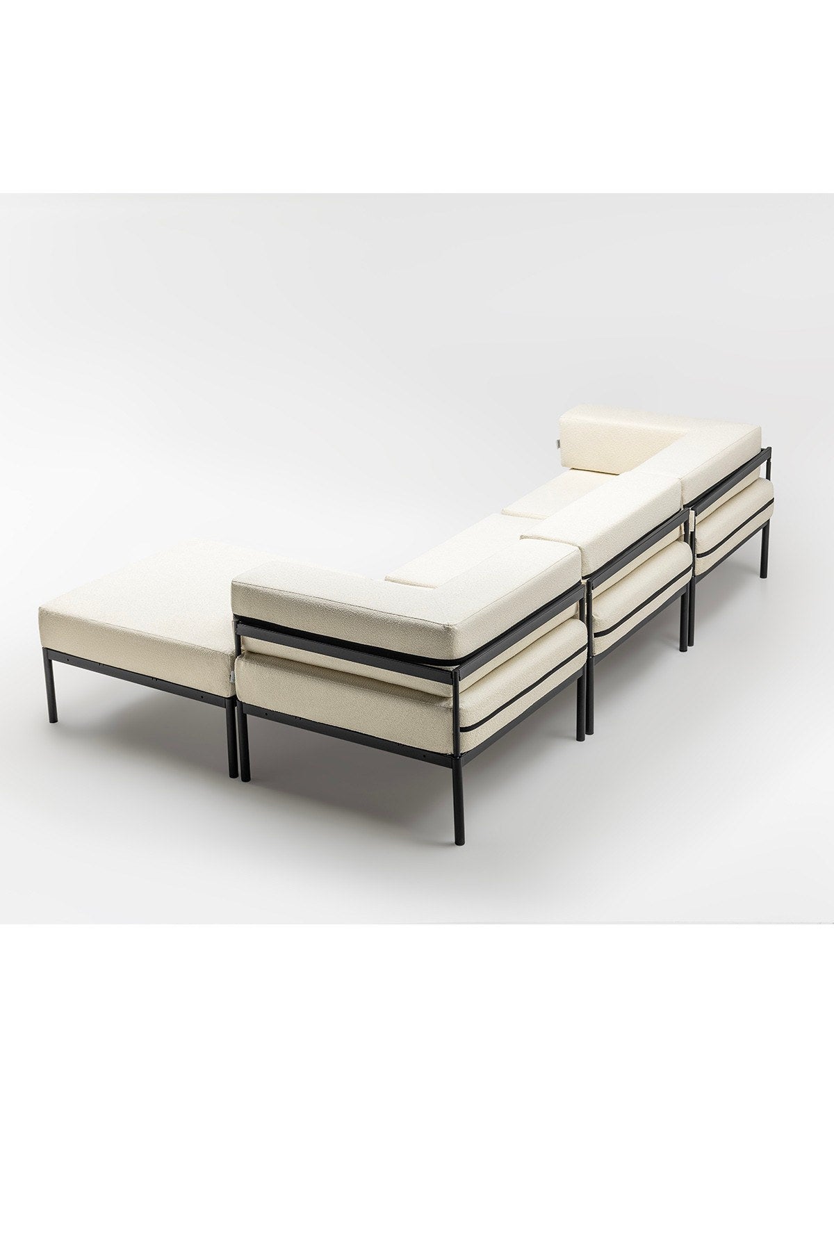 Ecksofa Corner Set 270 von Hanah Home in Schwarz und Creme, Bouclé-Stoffbezug, Metallbeine, verstellbare Rückenlehne und abnehmbare Sitzkissen.