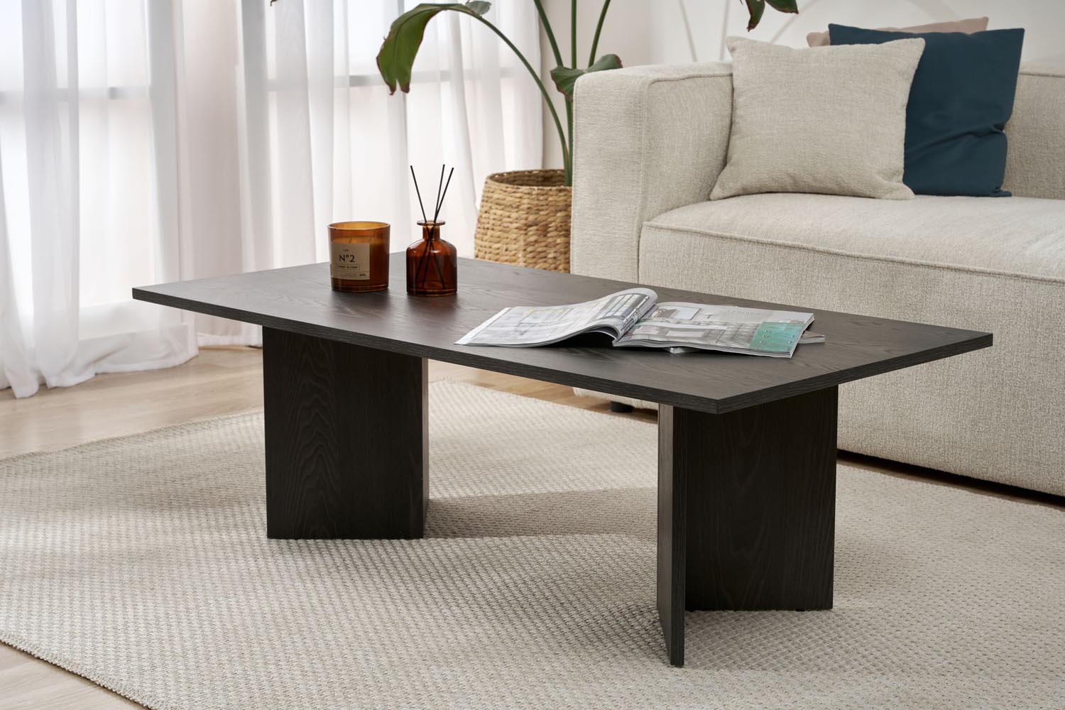 Sabin - Lumiere Black in Lumiere Schwarz präsentiert im Onlineshop von KAQTU Design AG. Beistelltisch ist von Nordure