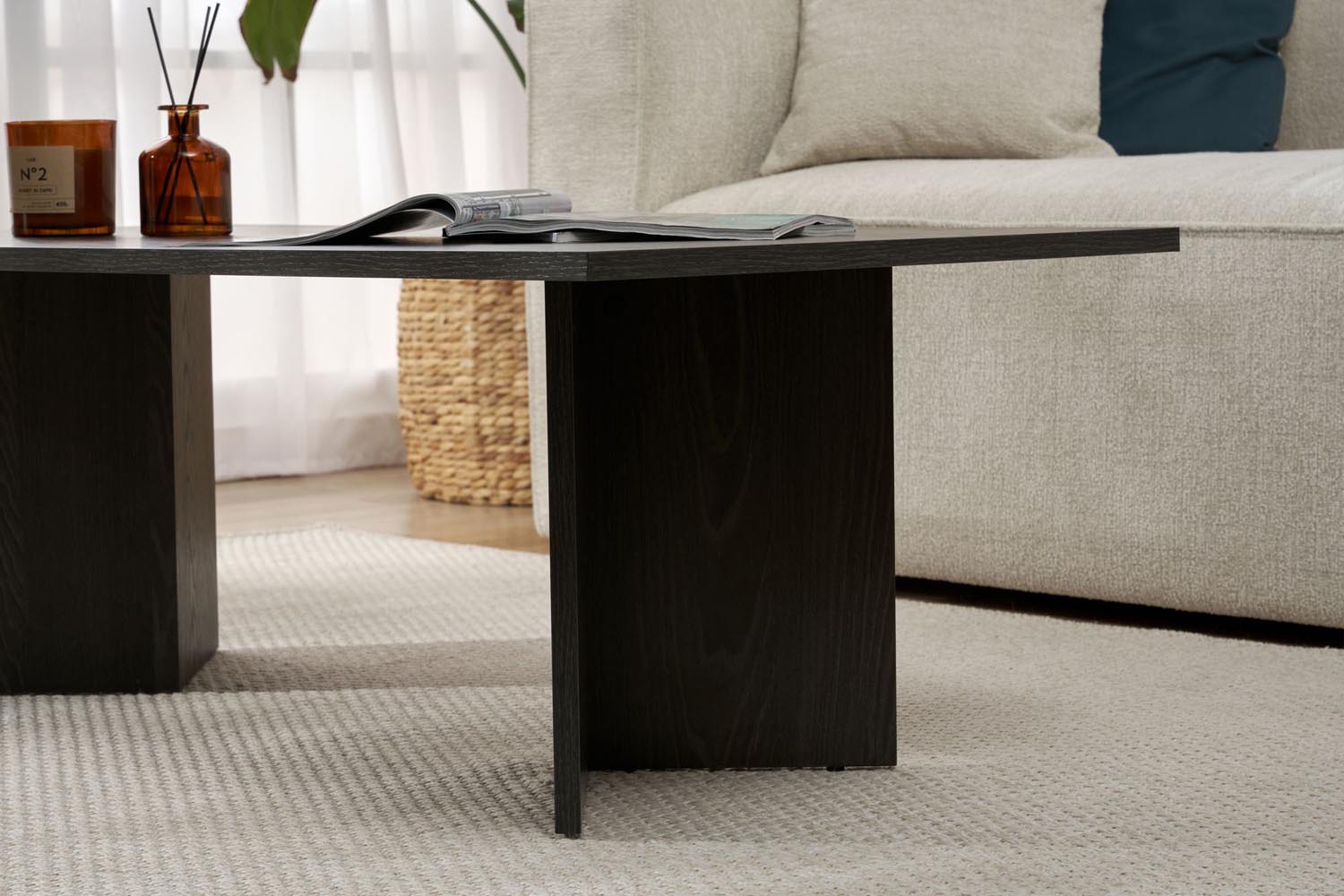 Sabin - Lumiere Black in Lumiere Schwarz präsentiert im Onlineshop von KAQTU Design AG. Beistelltisch ist von Nordure