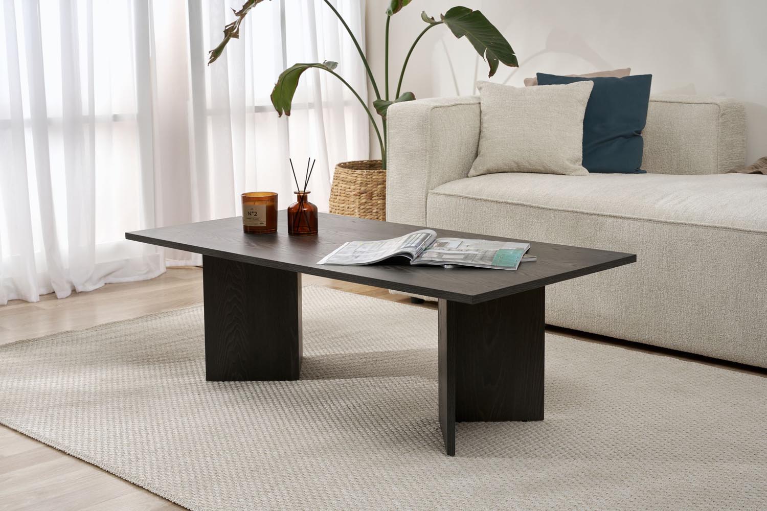 Sabin - Lumiere Black in Lumiere Schwarz präsentiert im Onlineshop von KAQTU Design AG. Beistelltisch ist von Nordure