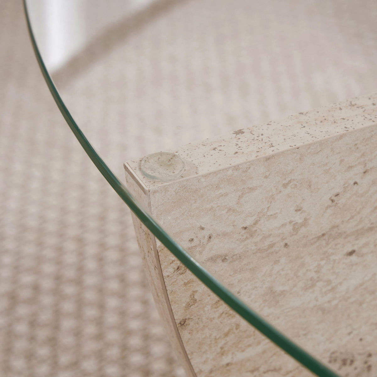 Couchtisch Liya von Nordure mit quadratischer Glasplatte in Travertin-Optik und Gestell aus melaminbeschichteter Spanplatte, 90 x 90 x 30 cm.