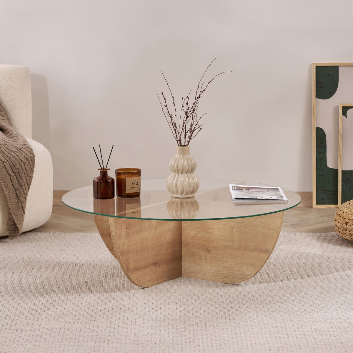 Couchtisch mit Glasplatte in Saphir-Eiche Optik und Gestell aus melaminbeschichteter Spanplatte, quadratische Form, 90 x 90 x 30 cm.