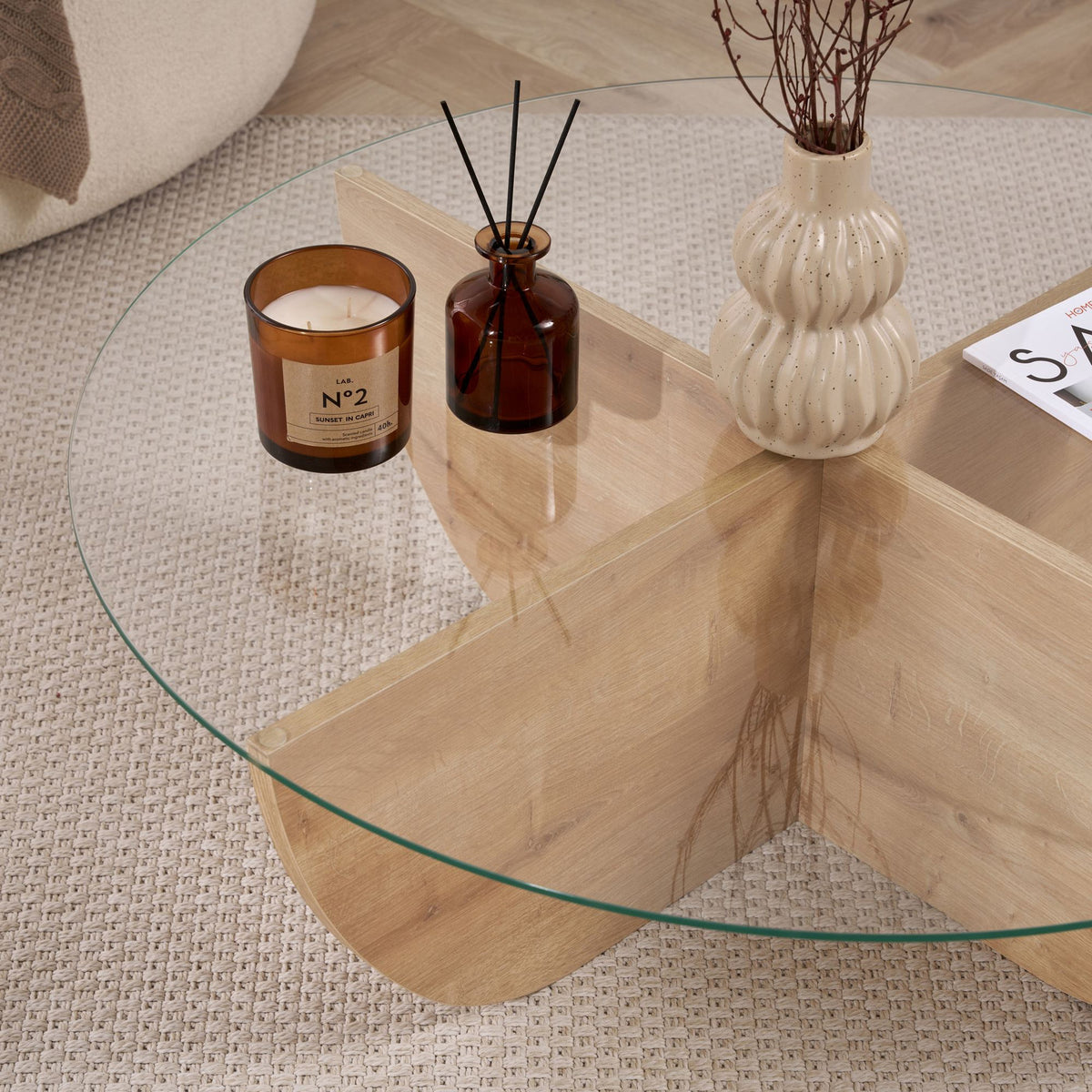 Couchtisch mit Glasplatte in Saphir-Eiche Optik und Gestell aus melaminbeschichteter Spanplatte, quadratische Form, 90 x 90 x 30 cm.