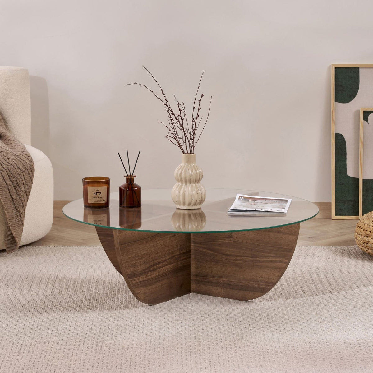 Quadratischer Couchtisch mit Glasplatte und Gestell aus melaminbeschichteter Spanplatte in brauner Nussbaum-Optik, Masse 90x90x30 cm
