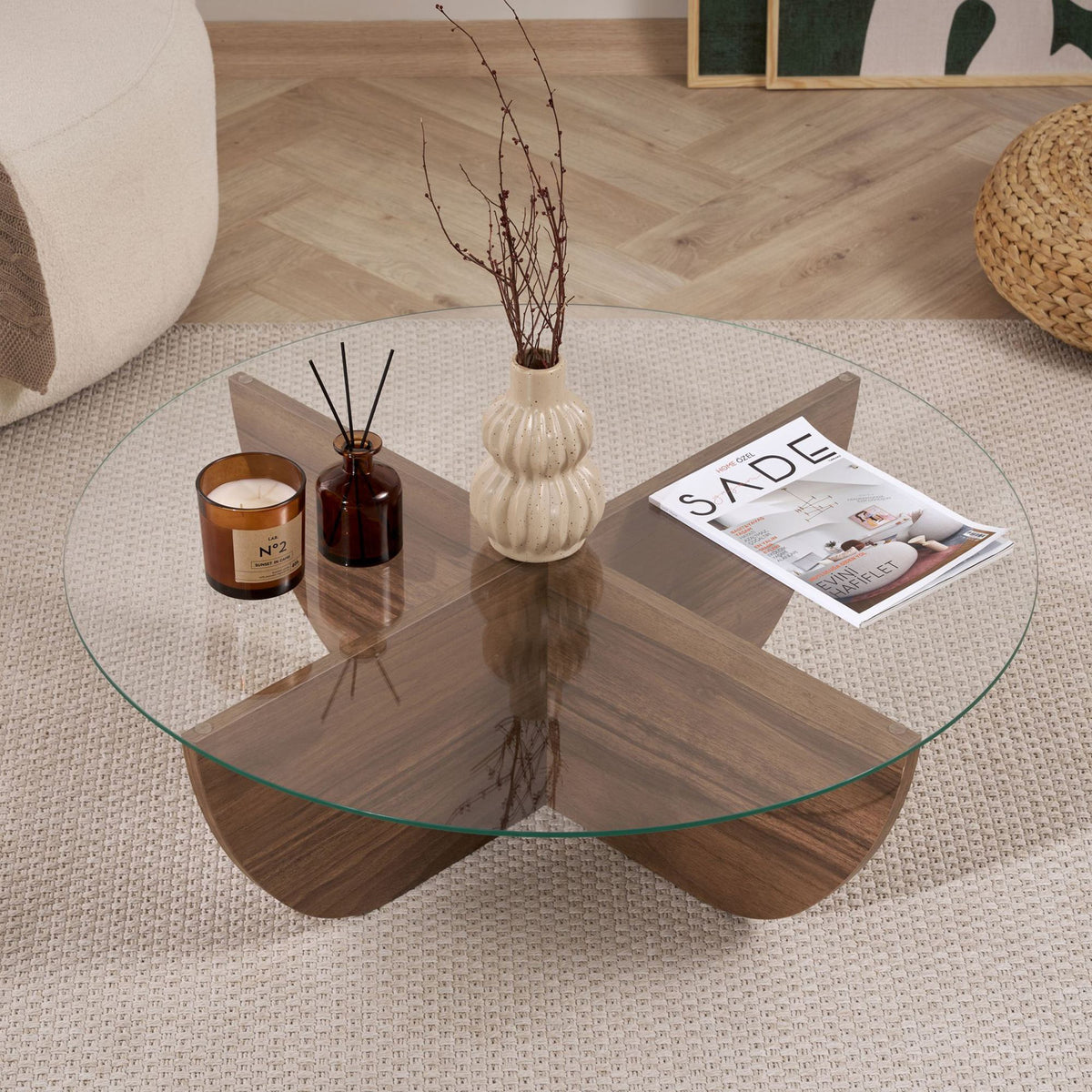 Quadratischer Couchtisch mit Glasplatte und Gestell aus melaminbeschichteter Spanplatte in brauner Nussbaum-Optik, Masse 90x90x30 cm