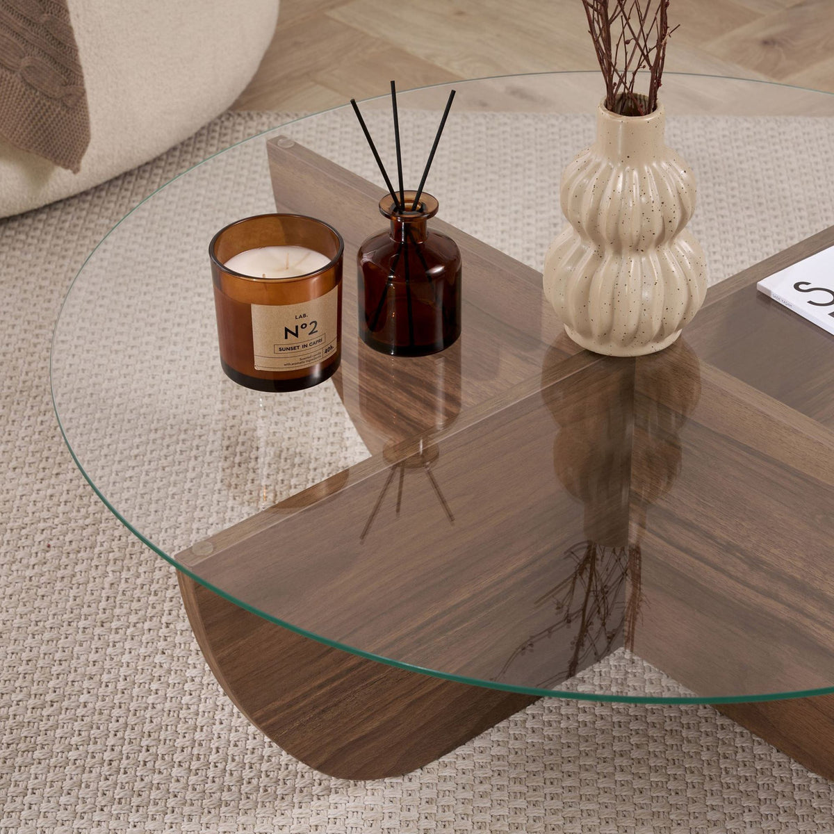 Quadratischer Couchtisch mit Glasplatte und Gestell aus melaminbeschichteter Spanplatte in brauner Nussbaum-Optik, Masse 90x90x30 cm