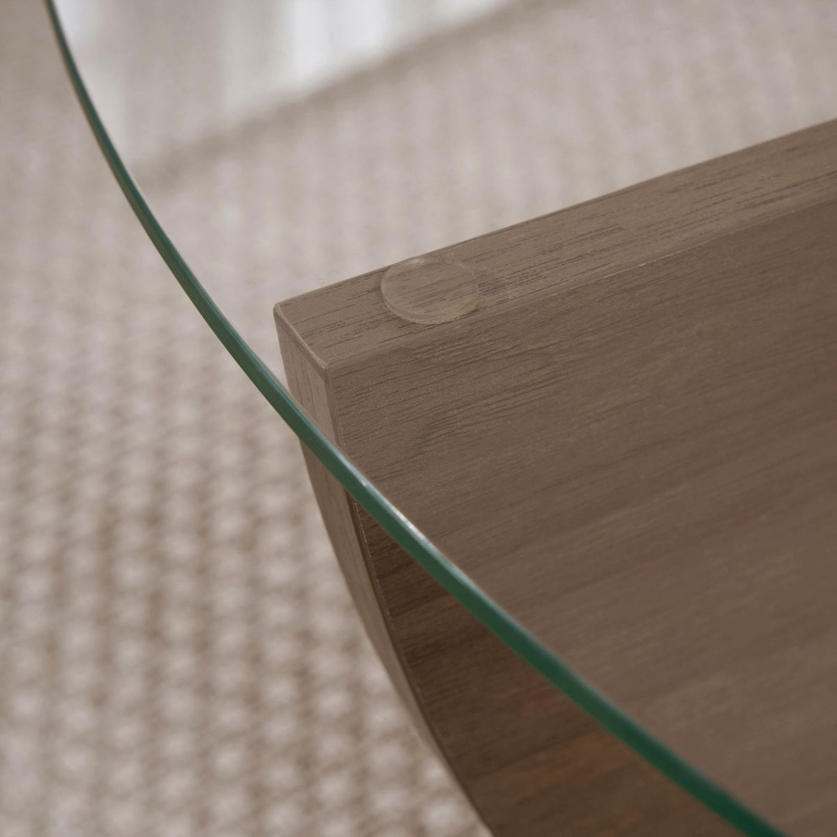 Quadratischer Couchtisch mit Glasplatte und Gestell aus melaminbeschichteter Spanplatte in brauner Nussbaum-Optik, Masse 90x90x30 cm
