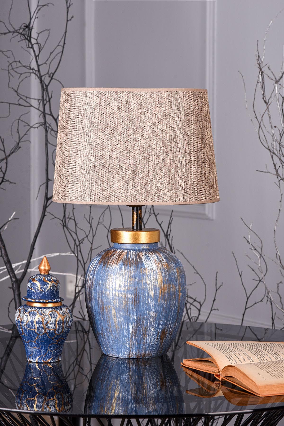 TM167 in Blau Braown präsentiert im Onlineshop von KAQTU Design AG. Tischleuchte ist von Opviq