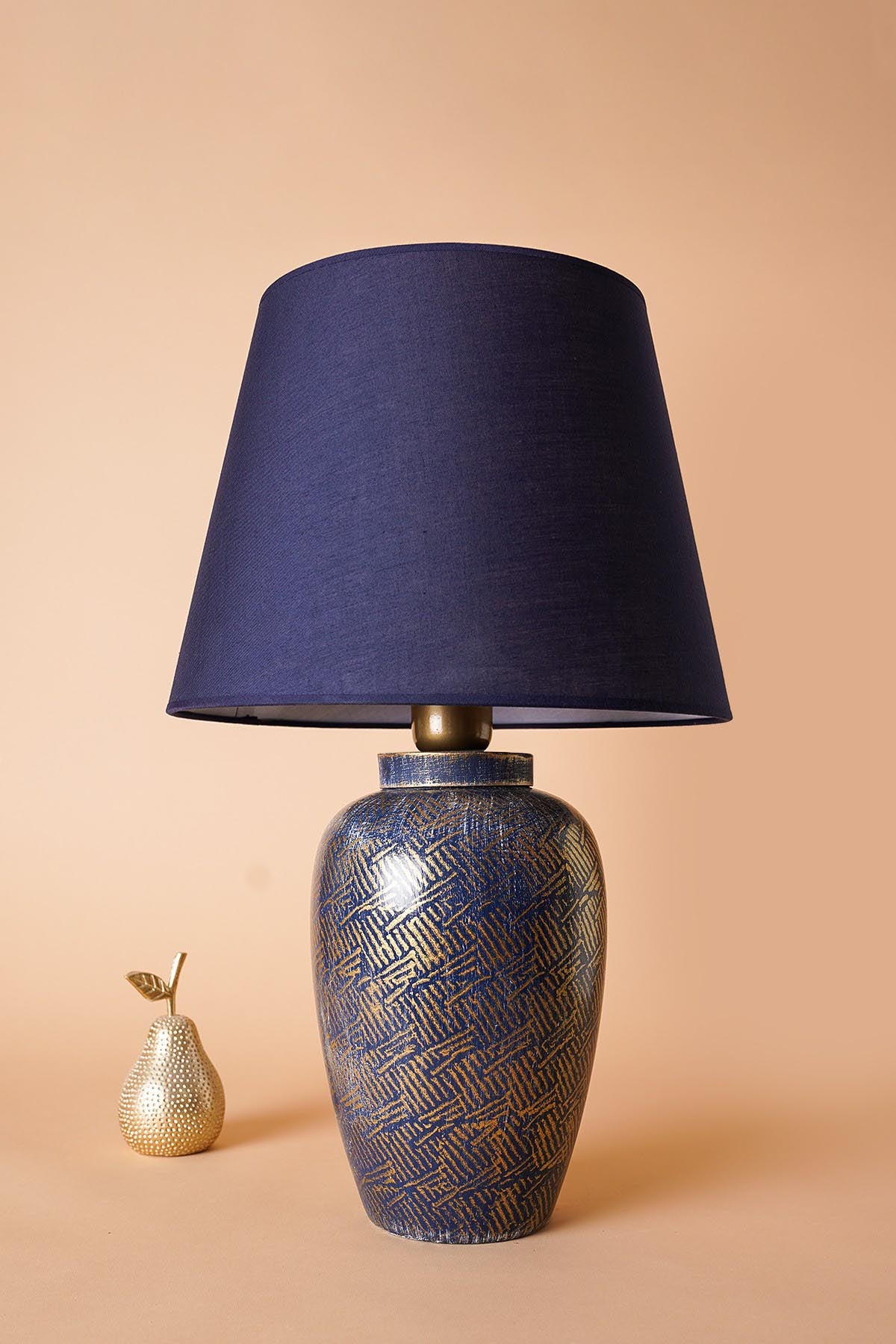 YL576 in Blau Gold präsentiert im Onlineshop von KAQTU Design AG. Tischleuchte ist von Opviq