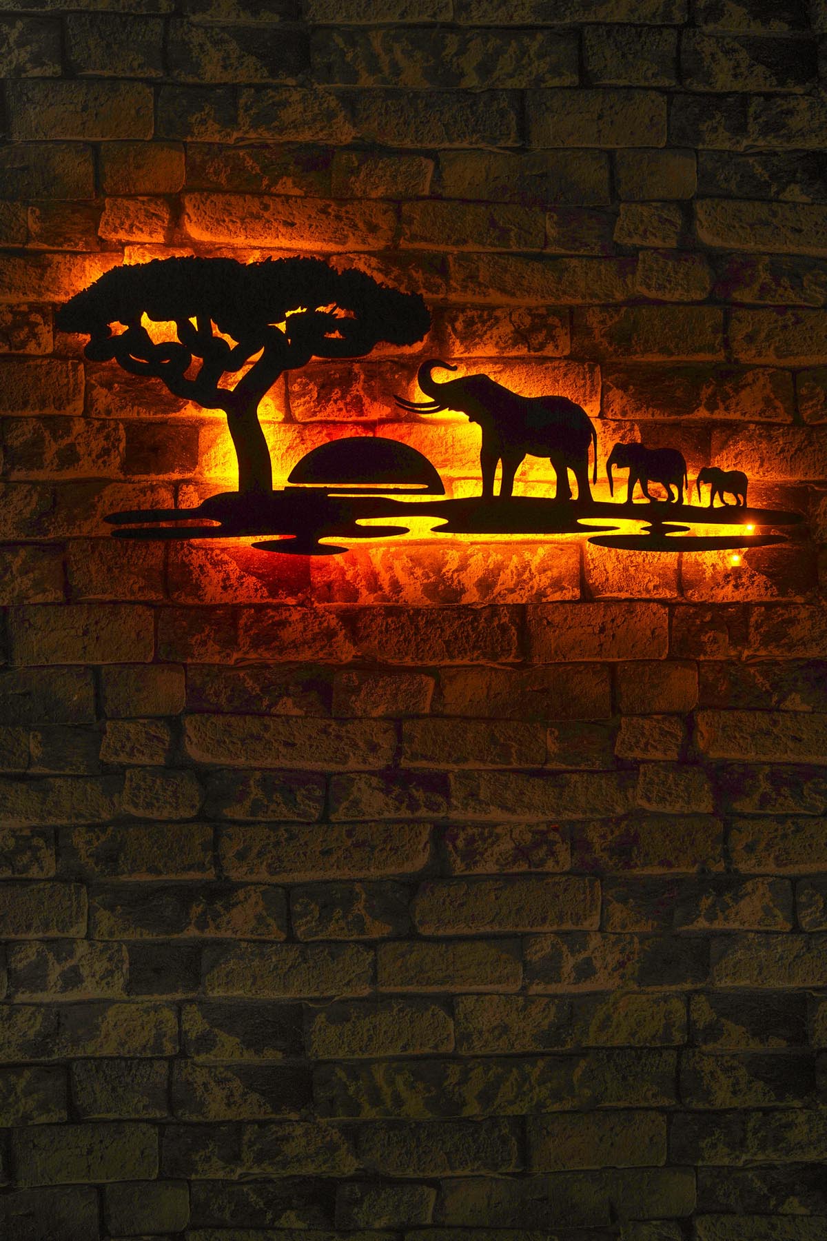 Safari - Yellow-Red in Gelb Rot präsentiert im Onlineshop von KAQTU Design AG. Wandleuchte ist von Wallity