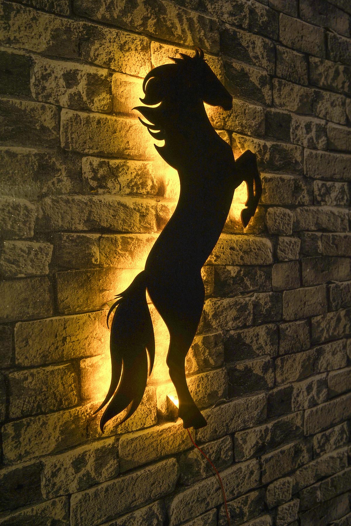 Wild Horse - Yellow in Gelb präsentiert im Onlineshop von KAQTU Design AG. Wandleuchte ist von Wallity