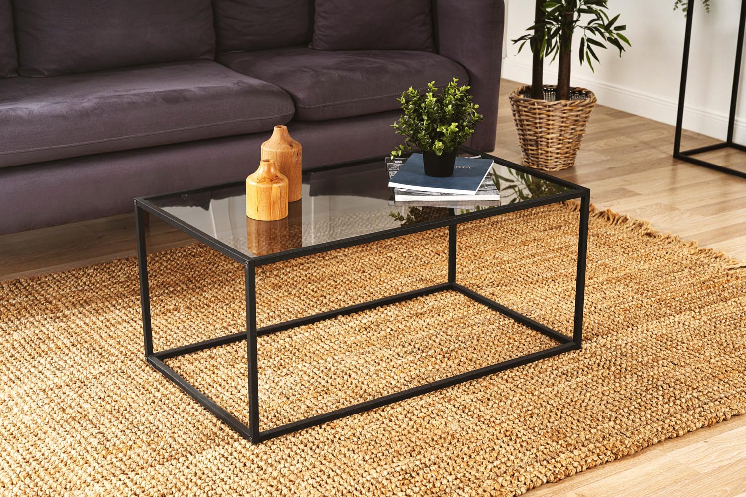 Lizbon - Smoked Glass in Schwarz präsentiert im Onlineshop von KAQTU Design AG. Beistelltisch ist von Hanah Home