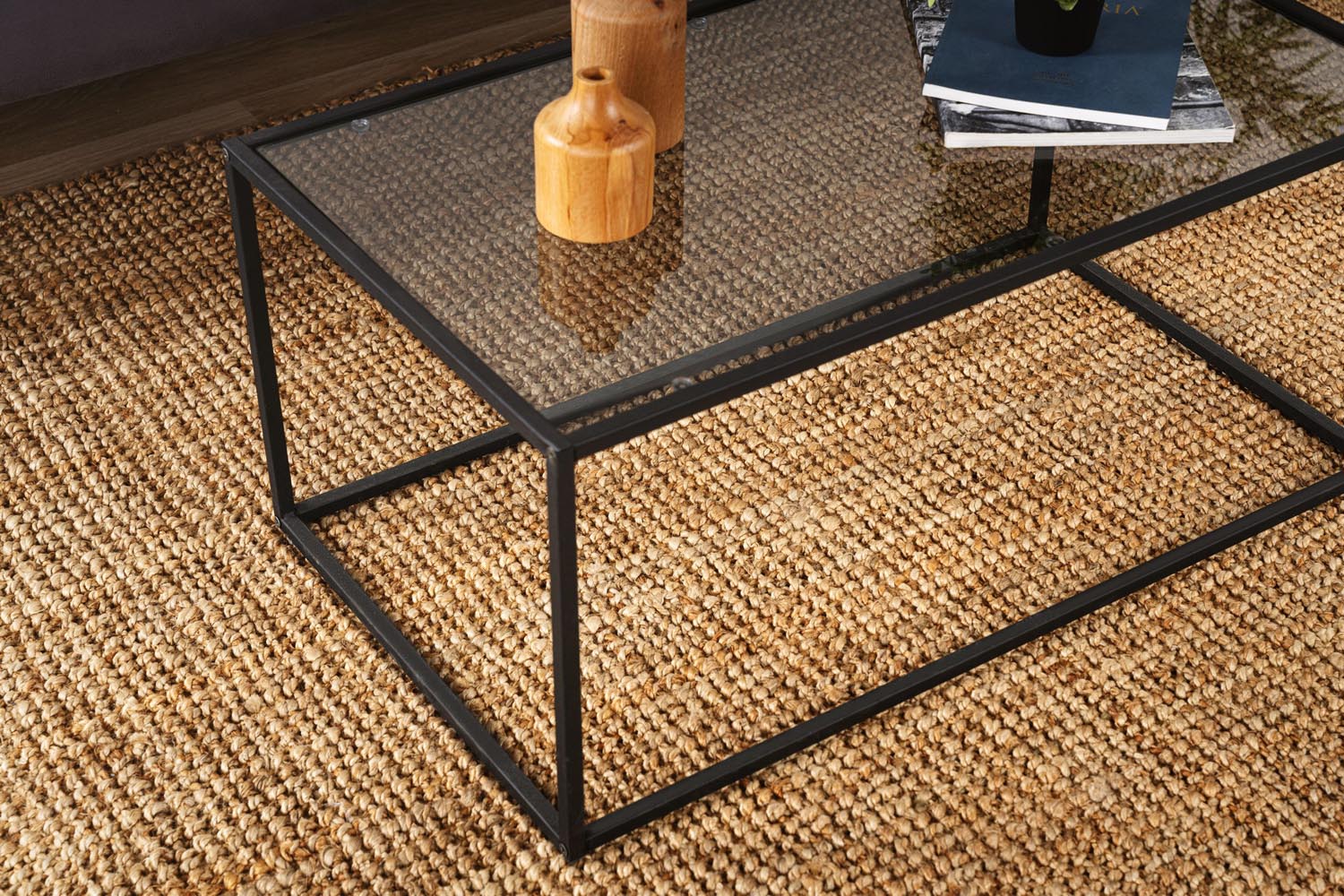 Lizbon - Smoked Glass in Schwarz präsentiert im Onlineshop von KAQTU Design AG. Beistelltisch ist von Hanah Home