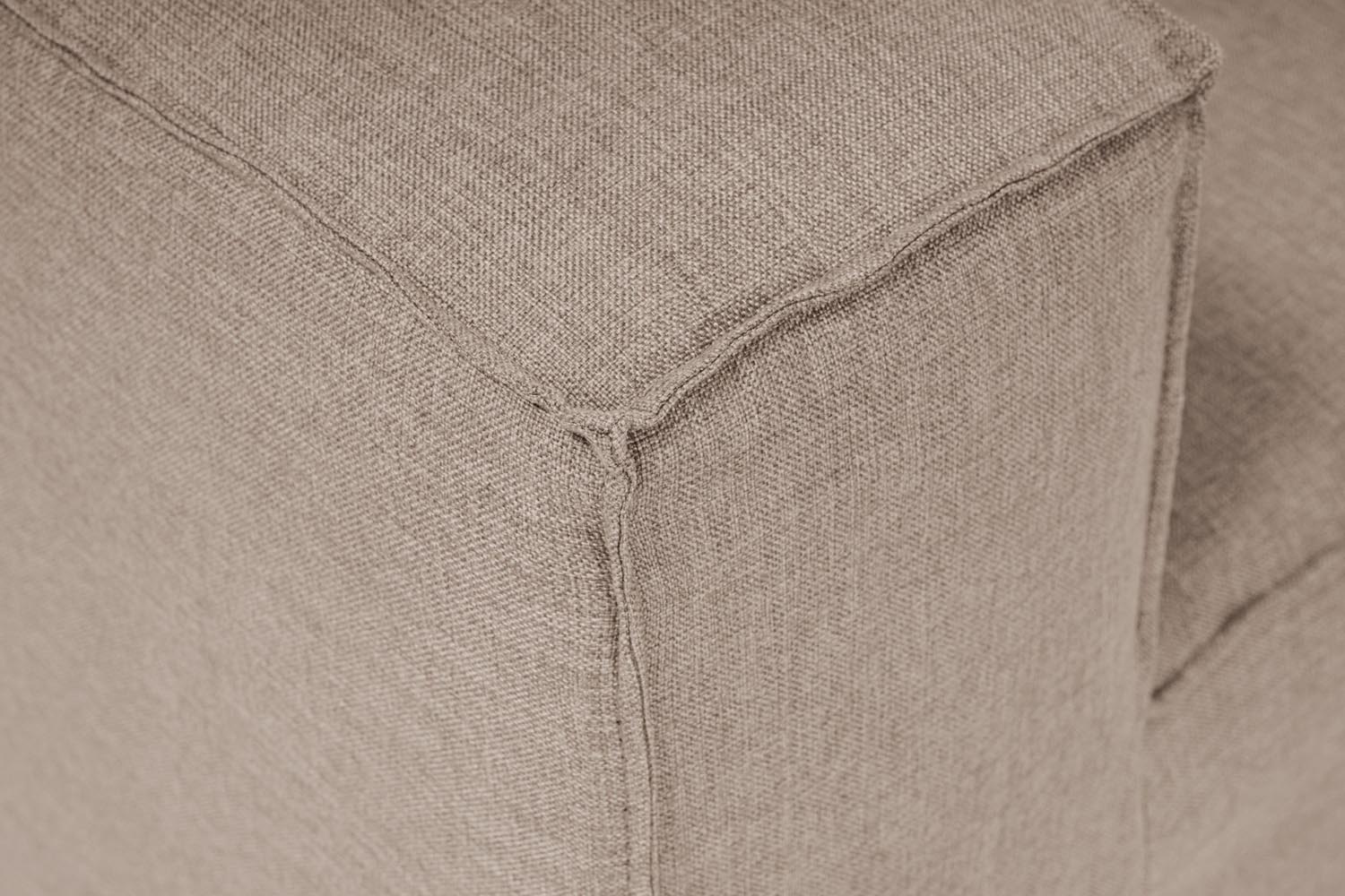 Fora - Brown in Braun präsentiert im Onlineshop von KAQTU Design AG. Ecksofa ist von Atelier Del Sofa