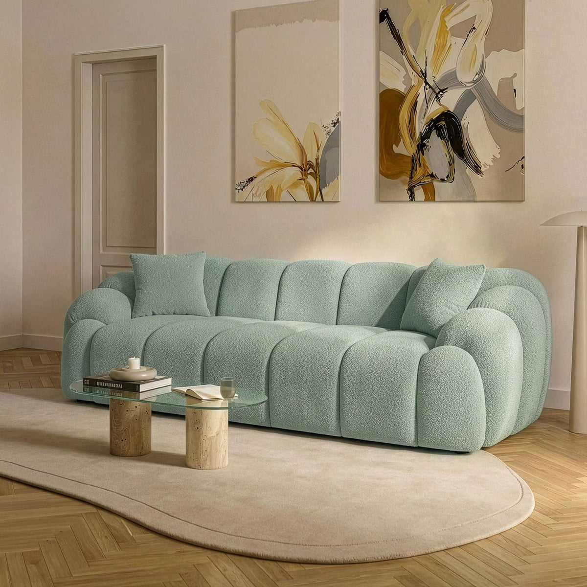Türkisfarbenes 3-Sitzer Sofa Octavio von Hanah Home mit Polyesterstoff, Holzgestell, schlanken Kunststoffbeinen und zwei losen Kissen.
