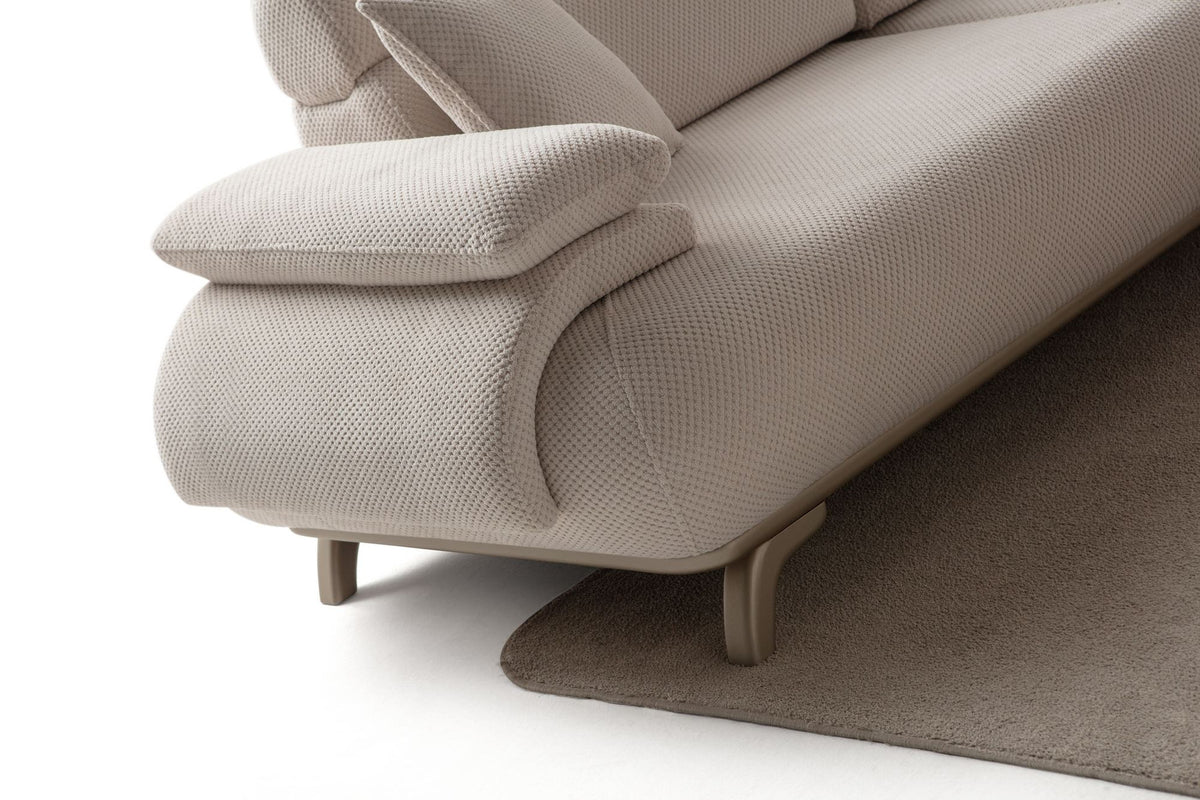 Beiges 3-Sitzer-Sofa mit Polyesterstoff in Tuna-Struktur, Holzbeinen und abnehmbarem Rückenkissen, Frontalansicht auf hellem Hintergrund.