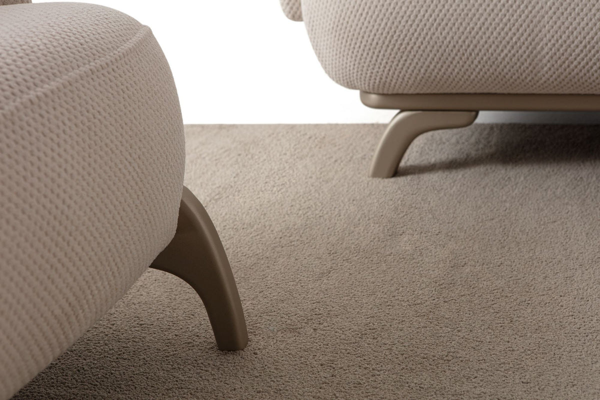 Beiges 3-Sitzer-Sofa mit Polyesterstoff in Tuna-Struktur, Holzbeinen und abnehmbarem Rückenkissen, Frontalansicht auf hellem Hintergrund.