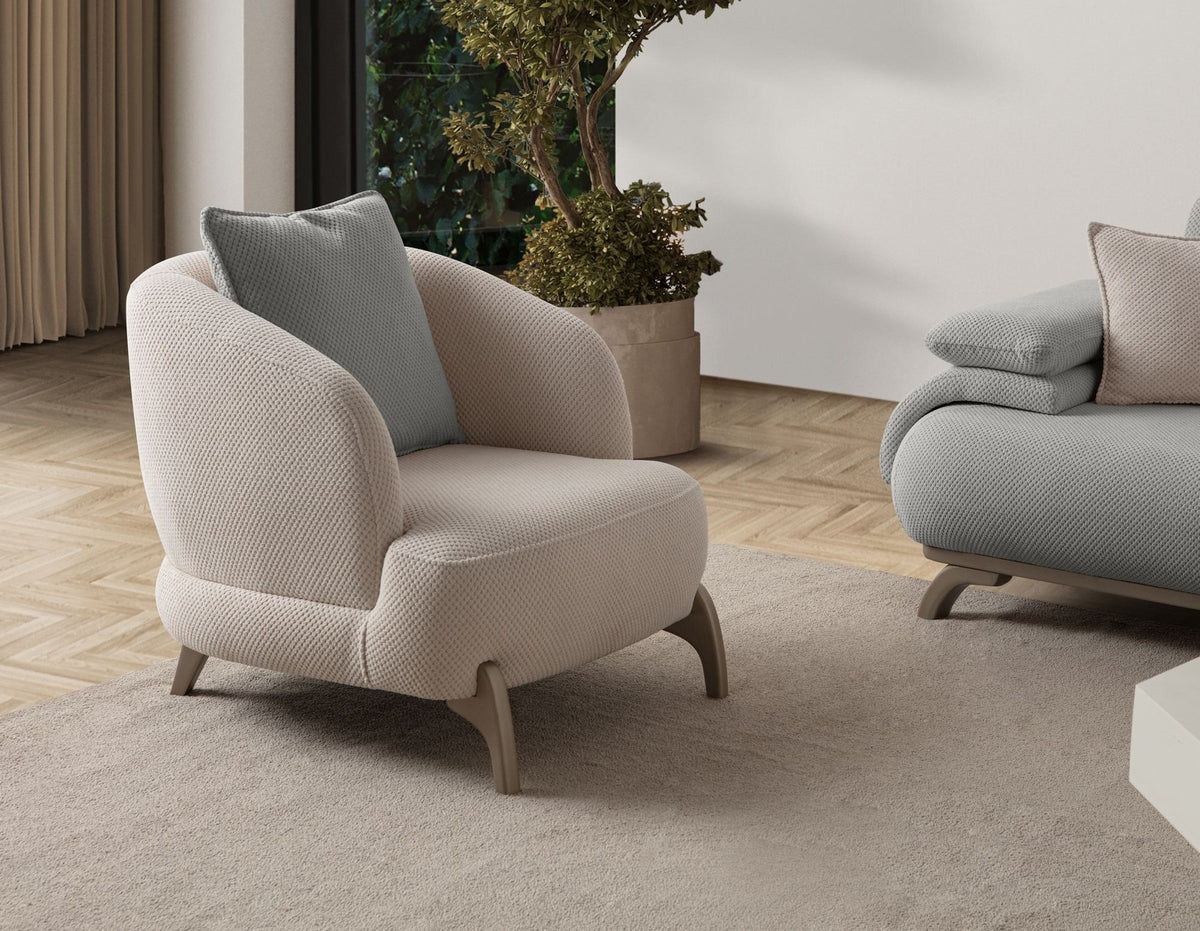 Graues 3-Sitzer-Sofa Bonjo Silver von Hanah Home mit Polyester-Stoffbezug, Holzbeinen und abnehmbarem Rückenkissen, Frontalansicht.