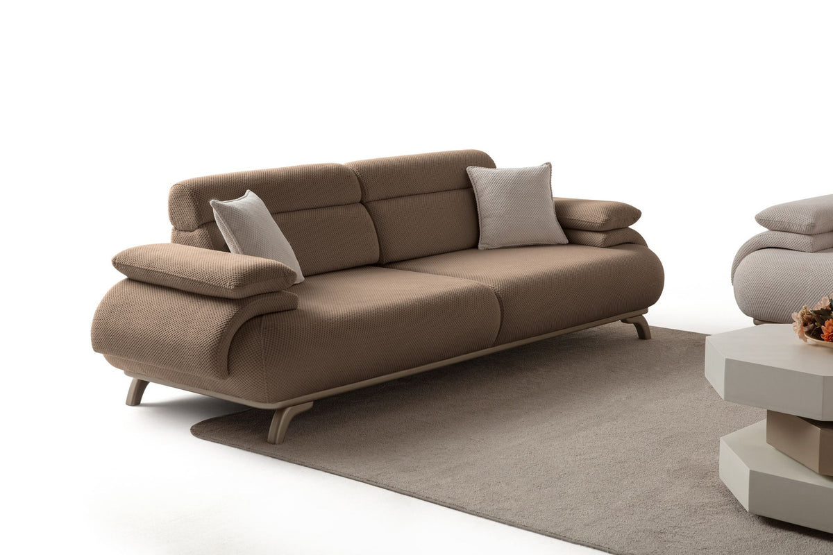 Bonjo Silver 3-Sitzer-Sofa in Latte mit Polyesterbezug, Holzbeinen und abnehmbarem Rückenkissen, zwei Kissen auf der Sitzfläche.