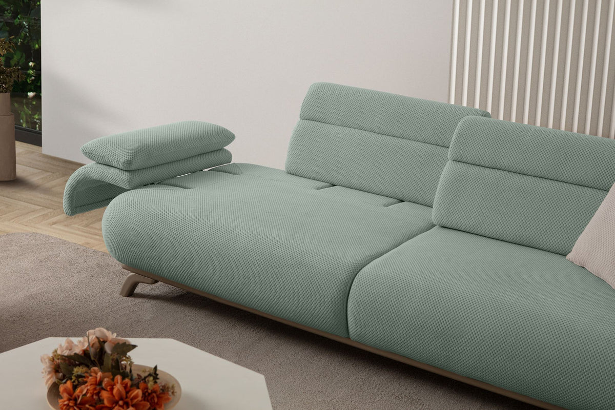 Seegrünes 3-Sitzer-Sofa Bonjo Silver von Hanah Home mit Polyesterbezug, Holzbeinen und zwei losen Kissen, Frontalansicht des Möbelstücks.