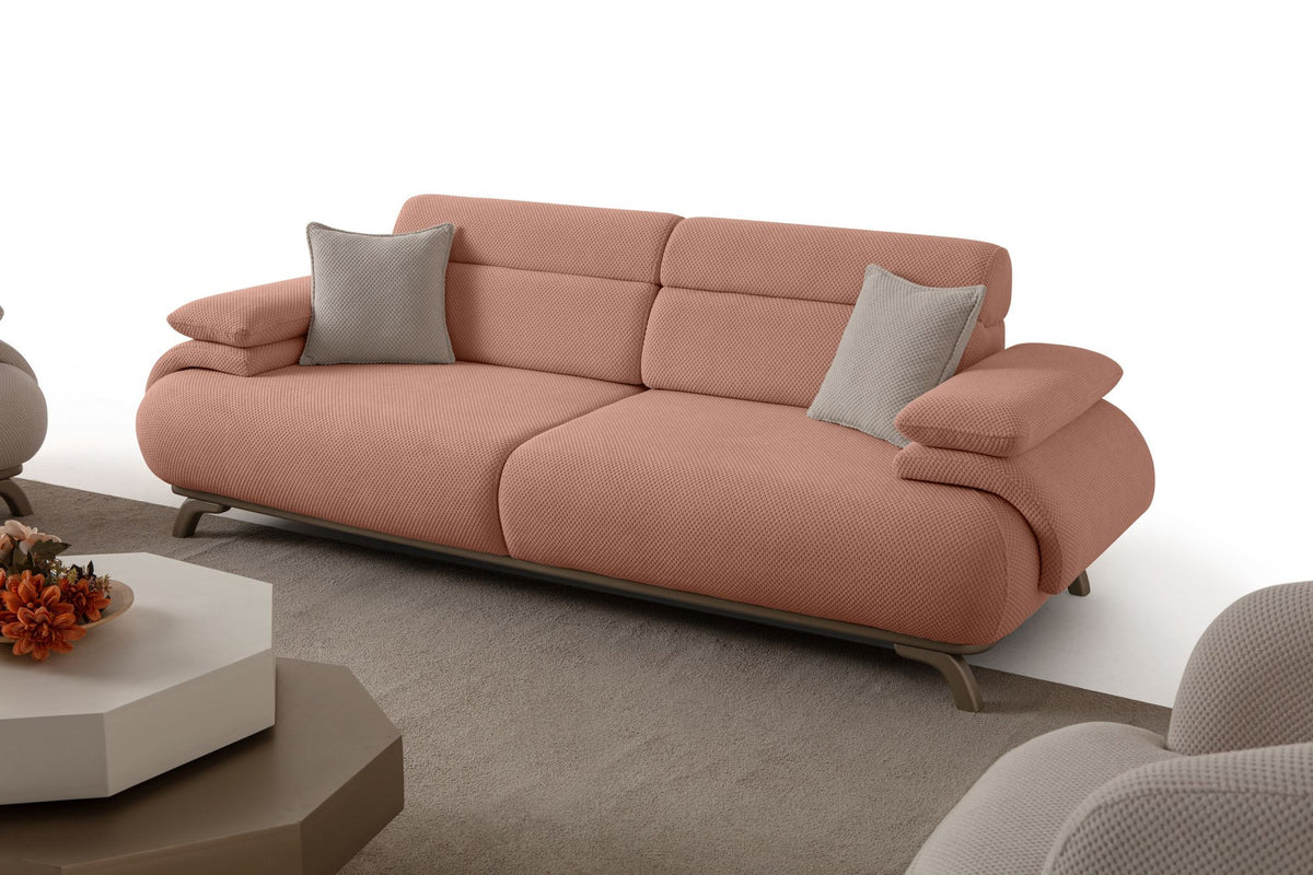 Puderfarbenes 3-Sitzer-Sofa Bonjo Silver mit Polyester-Bezug, Holzbeinen und abnehmbarem Rückenkissen, zwei Zierkissen auf der Sitzfläche.
