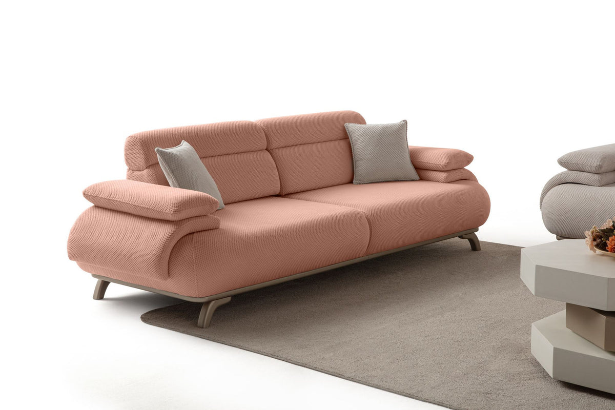 Puderfarbenes 3-Sitzer-Sofa Bonjo Silver mit Polyester-Bezug, Holzbeinen und abnehmbarem Rückenkissen, zwei Zierkissen auf der Sitzfläche.