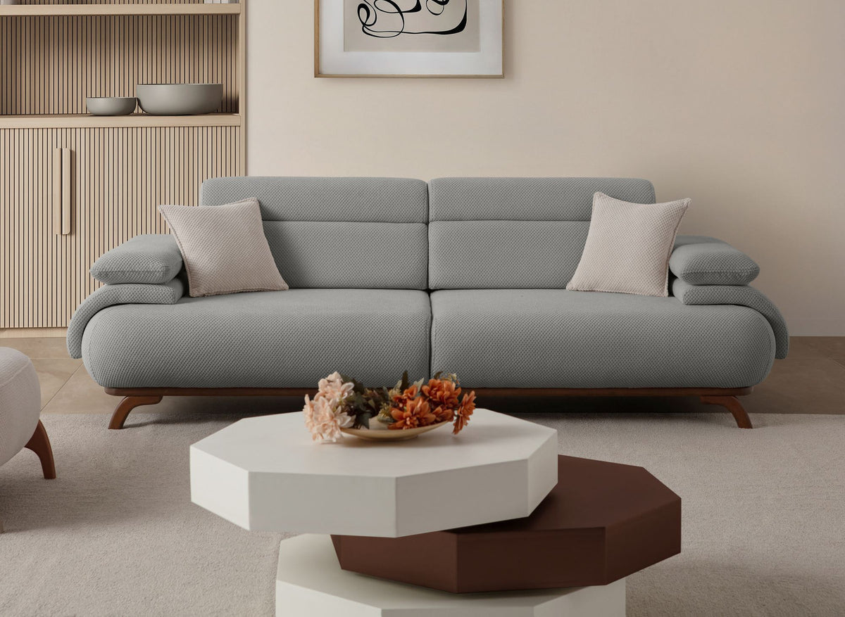 Graues 3-Sitzer Sofa Bonjo aus Polyesterstoff mit Tuna-Struktur, Gestell aus Hainbuche und Spanplatte, mit schlanken Holzbeinen und zwei Kissen.
