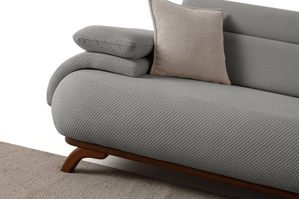 Graues 3-Sitzer Sofa Bonjo aus Polyesterstoff mit Tuna-Struktur, Gestell aus Hainbuche und Spanplatte, mit schlanken Holzbeinen und zwei Kissen.