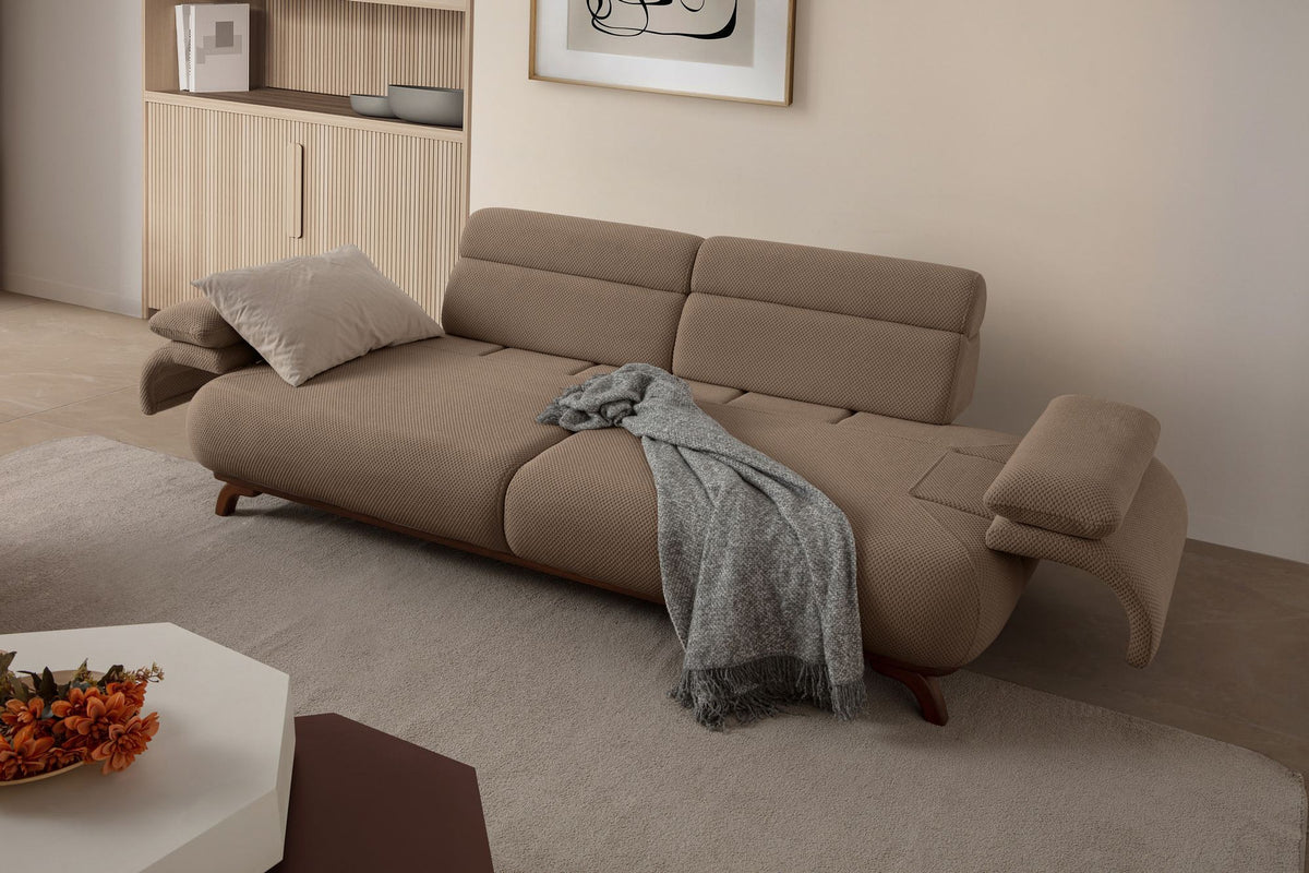Dreisitzer-Sofa Bonjo in Latte mit Polyesterbezug in Tuna-Struktur, schlanken Holzbeinen und abnehmbarem Rückenkissen, Frontalansicht.