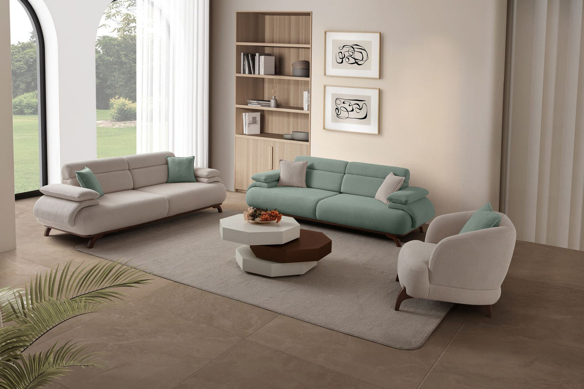 Seegrünes 3-Sitzer Sofa Bonjo von Hanah Home mit Holzbeinen, Polyesterbezug in Tuna-Struktur und zwei losen Kissen auf hellem Hintergrund.