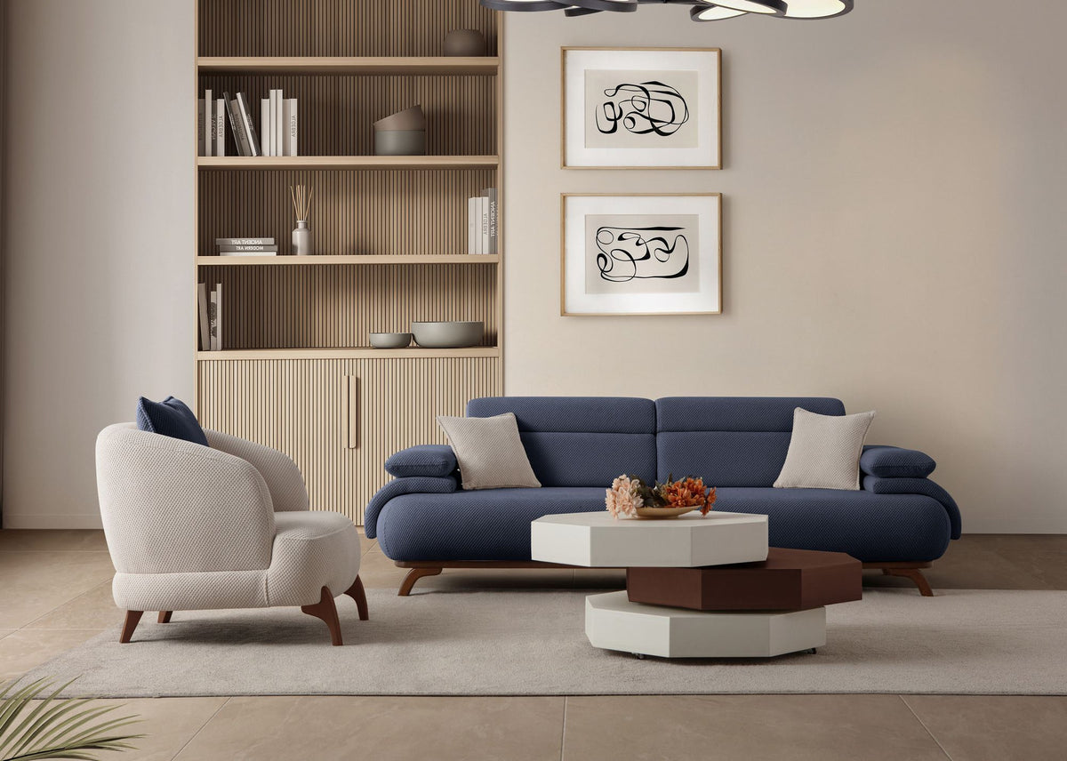 Marineblaues 3-Sitzer Sofa Bonjo von Hanah Home mit Holzbeinen, Polyester-Bezug in Tuna-Struktur und zwei losen Kissen.