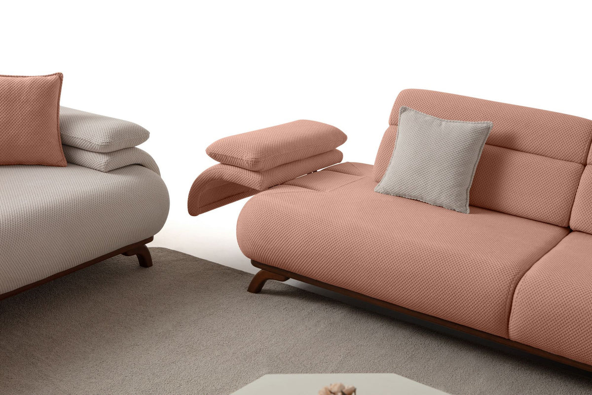 Puderfarbenes 3-Sitzer Sofa Bonjo von Hanah Home mit Polyesterbezug, Holzbeinen und zwei losen Kissen, Frontalansicht auf hellem Hintergrund.